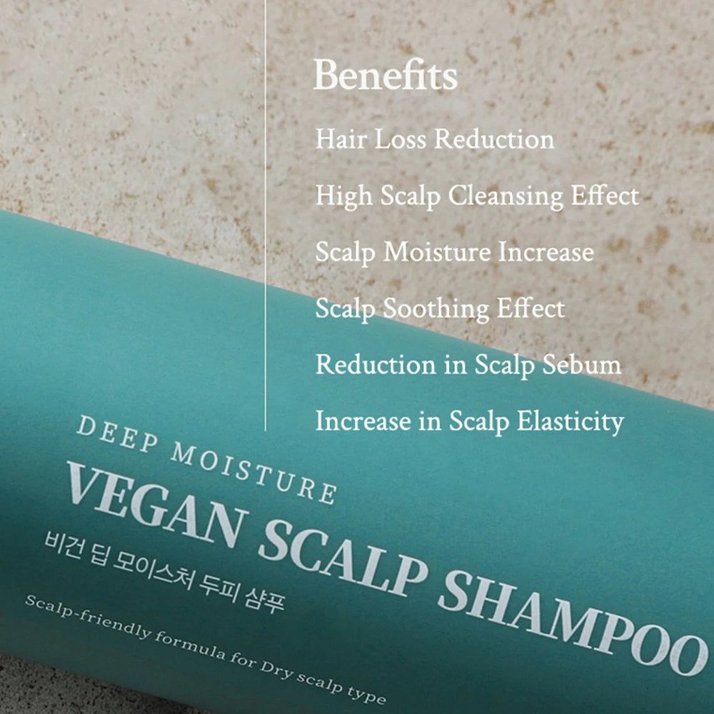 Gros plan sur une bouteille turquoise de Vegan Scalp Shampoo. Texte : Avantages, tels que la réduction de la perte de cheveux et l'augmentation de l'hydratation du cuir chevelu.