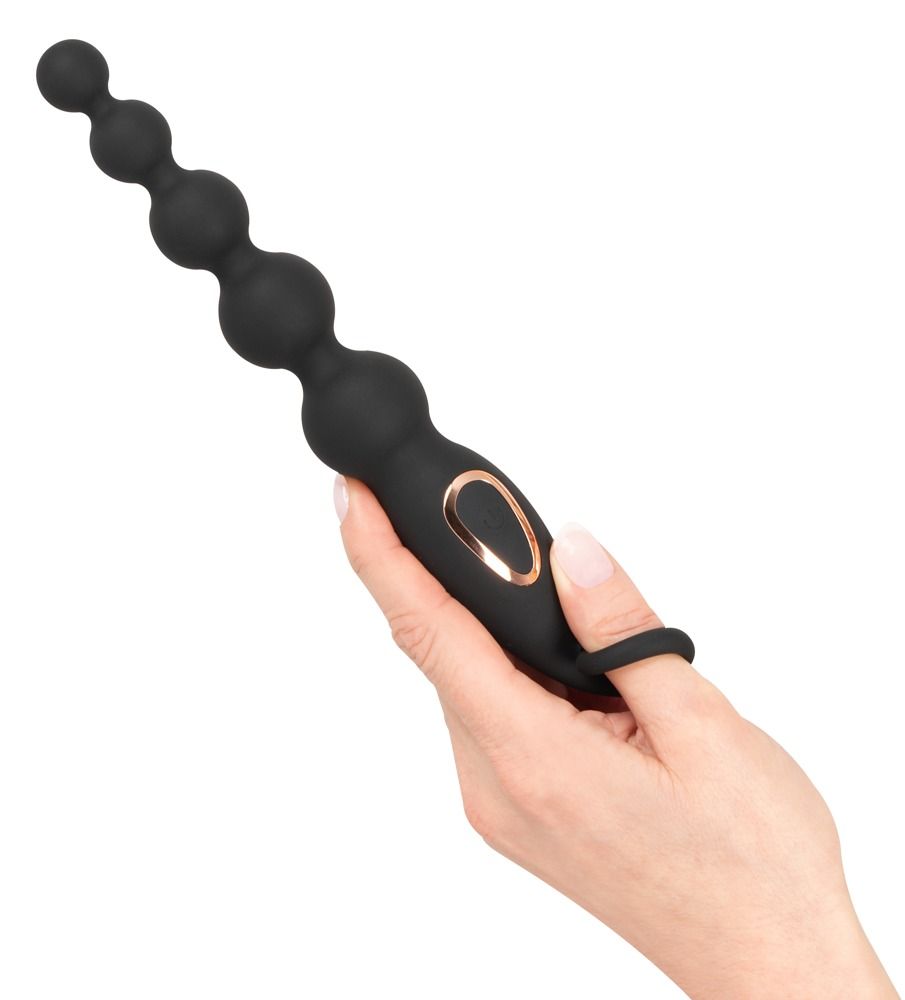 Zwarte anale kralen met vibratie, geïsoleerd, met een ring aan het uiteinde en bolvormige segmenten.