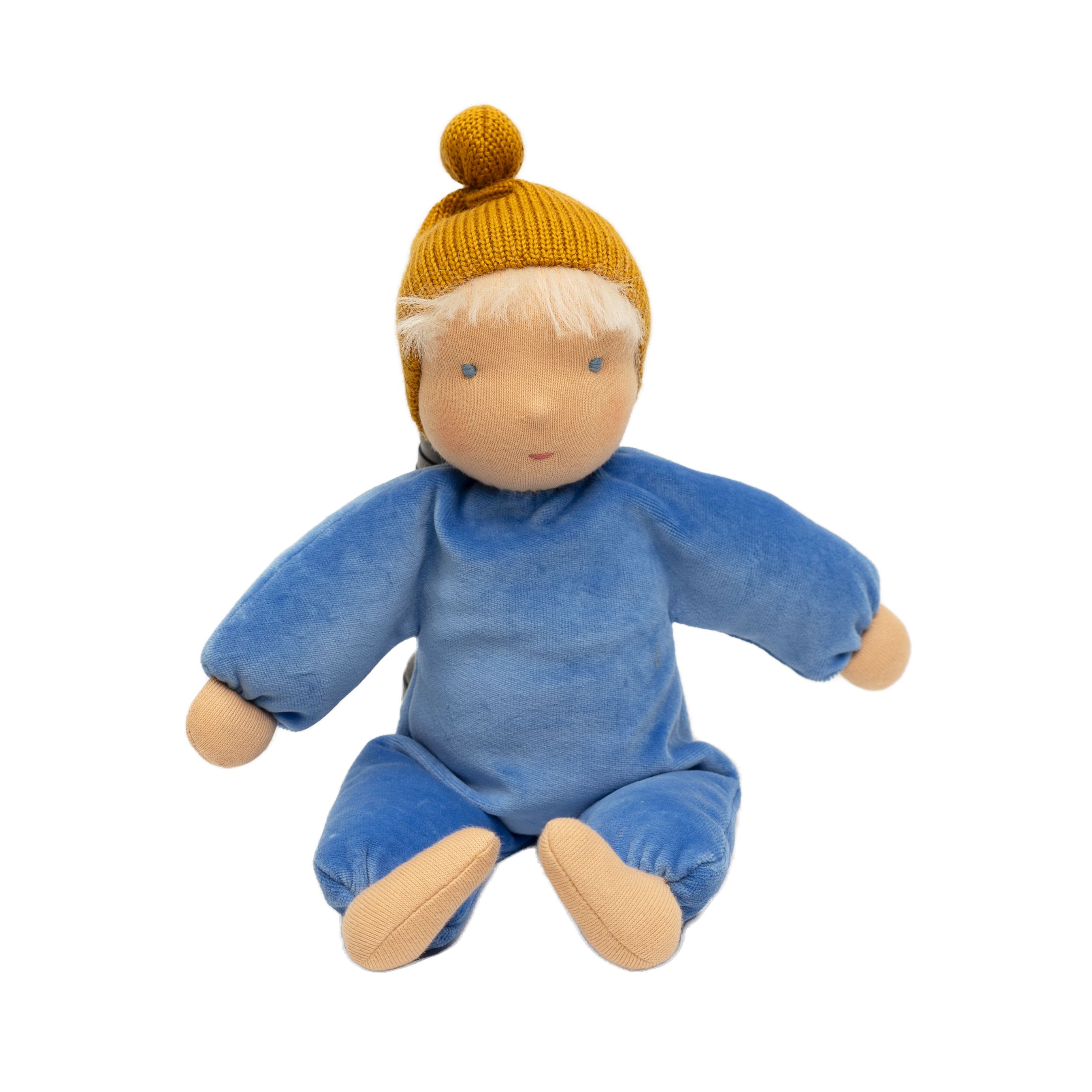 Stoffen pop met blond haar, blauwe overall en gele muts met pompon. Beige handen en voeten. Pop zit.