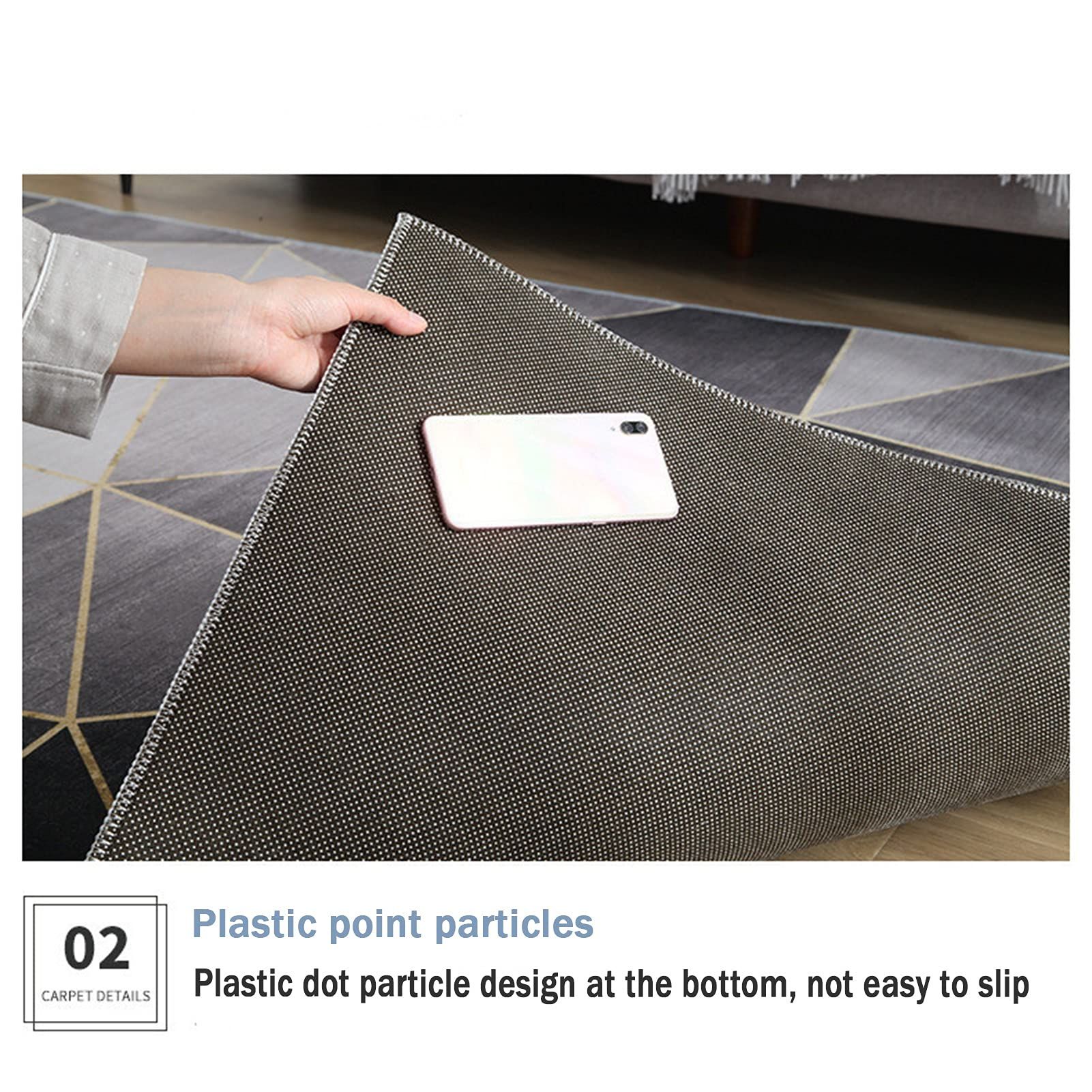 Tapijt met geometrisch patroon. Persoon houdt smartphone vast. Tekst: Plastic puntdeeltjes. Antislip.