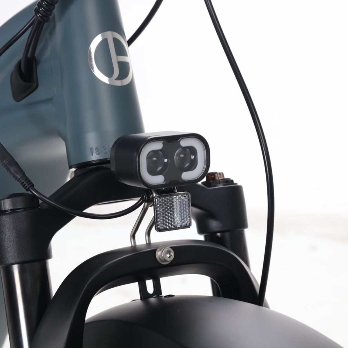 Koplamp met twee lichten. Reflector eronder. Zwart spatbord.