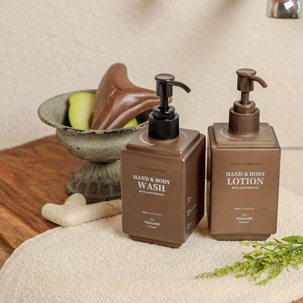 Twee bruine lotionflessen met pompen. Opschrift: Hand & Body Wash en Hand & Body Lotion.