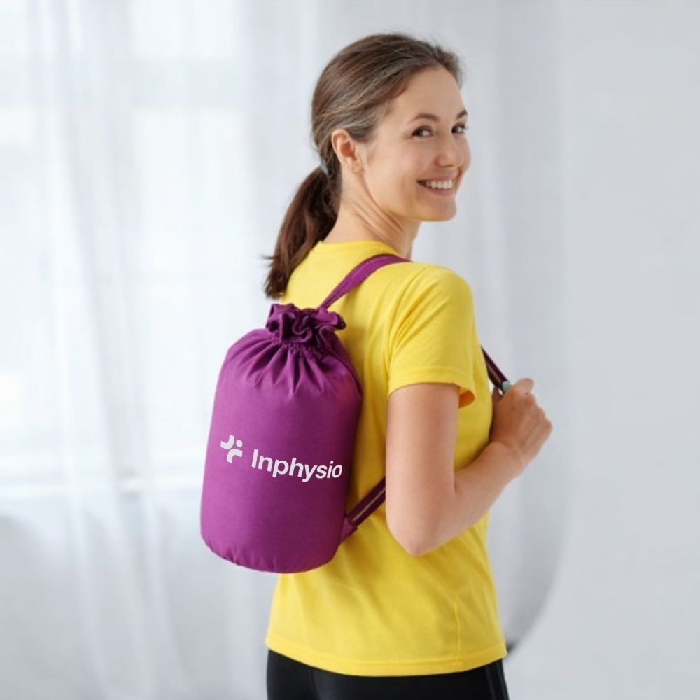 Vrouw met paarse rugzak met 'Inphysio' logo. Ze lacht in de camera.