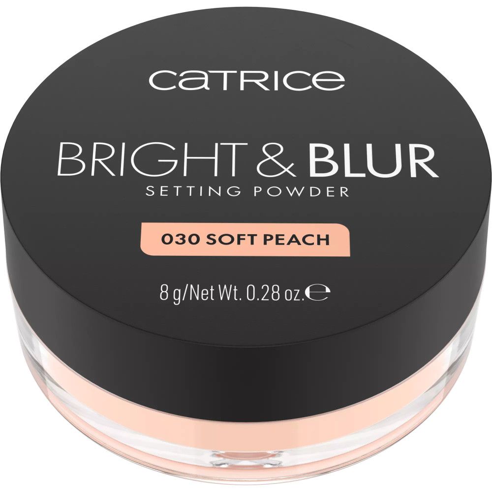 Ronde Catrice Bright & Blur Fixierpuder-pot. Zwart deksel met witte tekst. Tint 030 Soft Peach. Inhoud: 8 g.