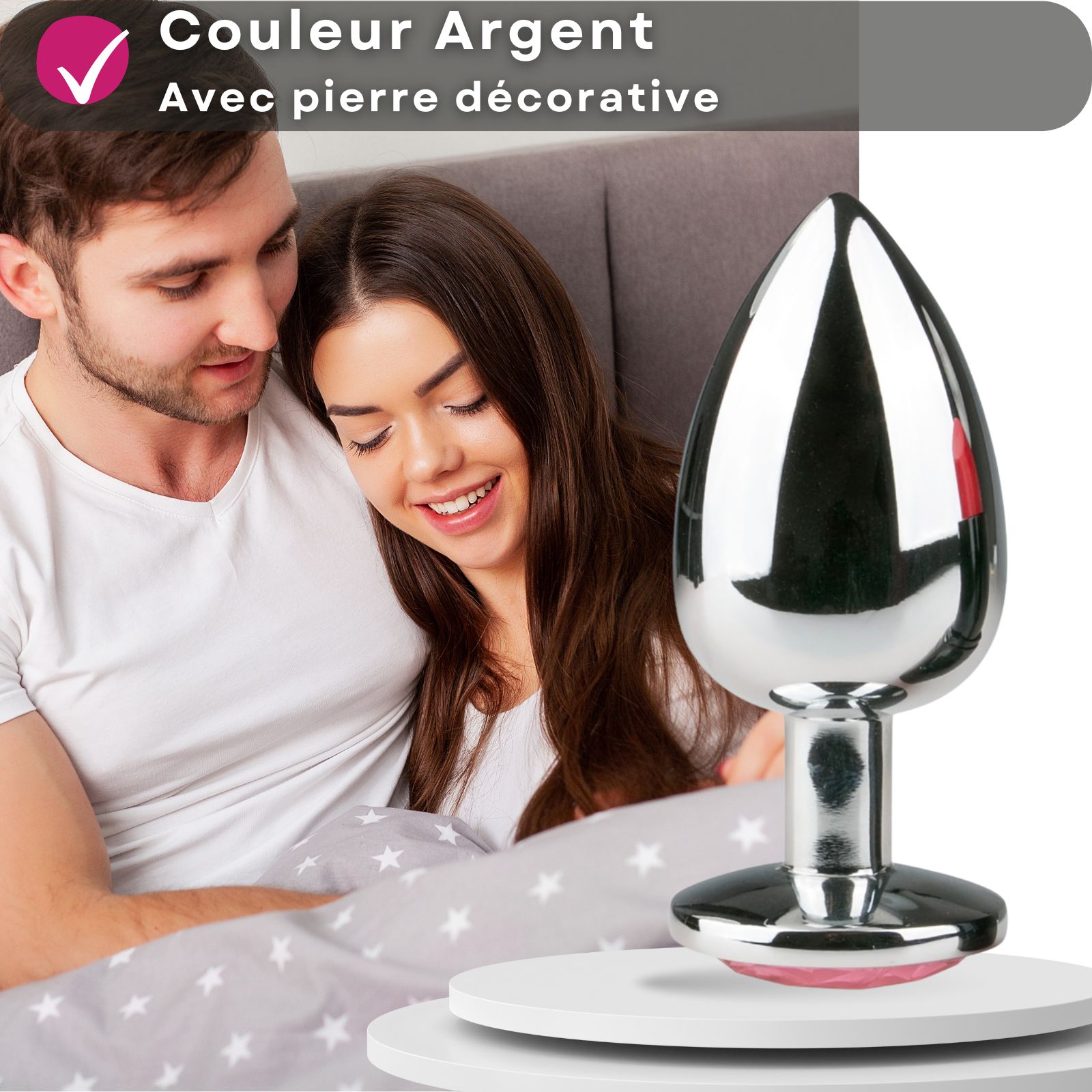 Plug anal en métal argenté, avec pierre décorative. Présenté avec un couple. Produit sur socle.