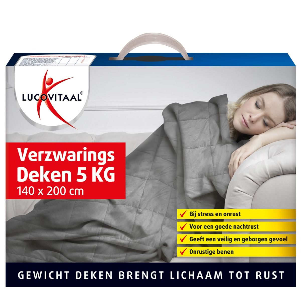 Verzwaringsdeken 5 KG, 140 x 200 cm. Grijs, Lucovitaal logo. Vrouw op bank, toegedekt. Verpakking met handvat.