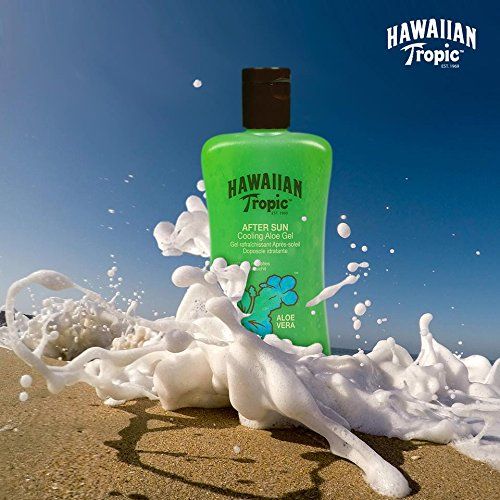 Flacon vert sur une plage, entouré d'écume. Inscription: Hawaiian Tropic After Sun Cooling Aloe Vera Gel.