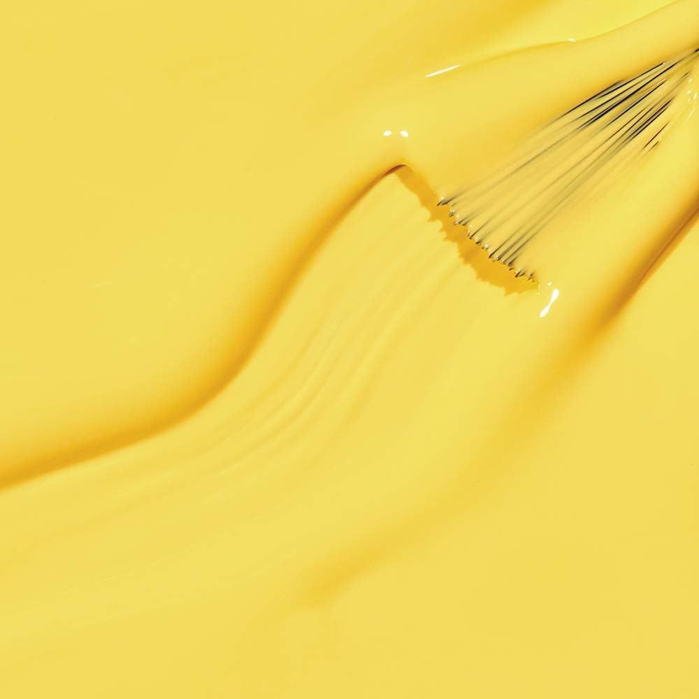 Vernis à ongles jaune avec pinceau. Gros plan, texture ondulée.