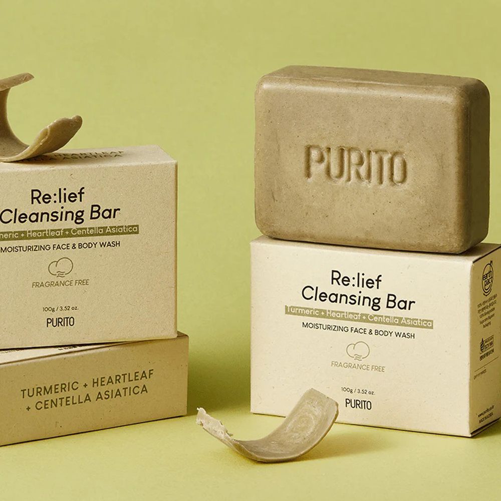 Deux savons et deux emballages. L'emballage porte l'inscription « Re:lief Cleansing Bar » et « PURITO ».