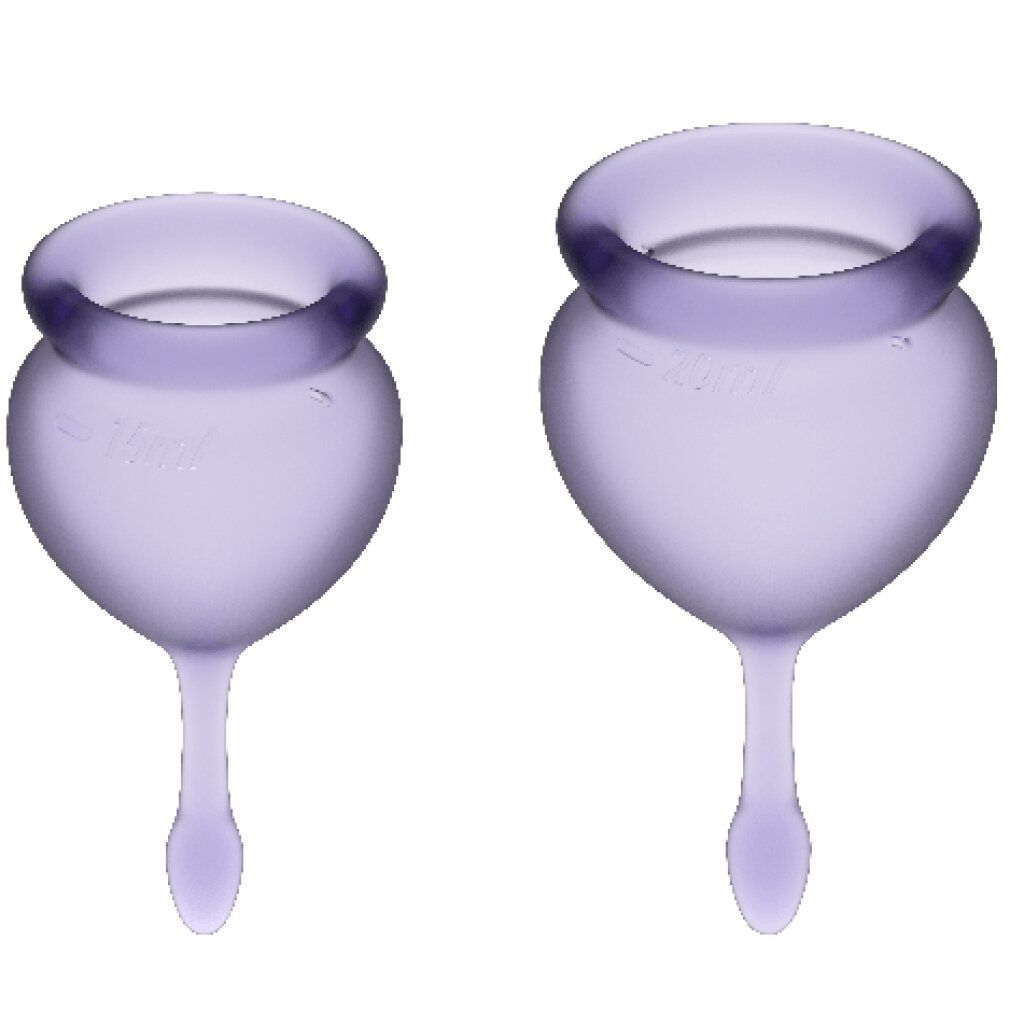 Twee paarse siliconen menstruatiecups met steel, naast elkaar op witte achtergrond.