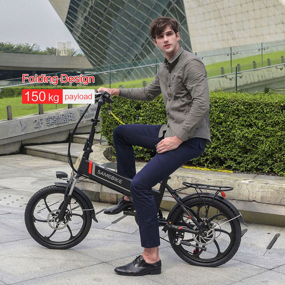 Homme sur vélo électrique SAMEBIKE 20LVXD30 noir. Visible : cadre, roues, selle, porte-bagages.