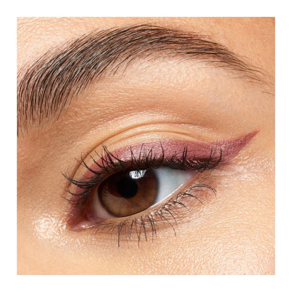 Œil avec trait de crayon Kajal. Couleur du crayon Kajal : rose. Couleur des yeux : marron.