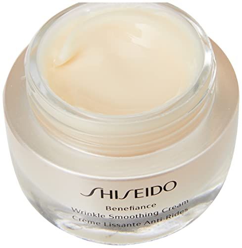 Pot de crème ouvert. Inscription: SHISEIDO, Benefiance, Wrinkle Smoothing Cream, Crème Lissante Anti-Rides. Crème visible.