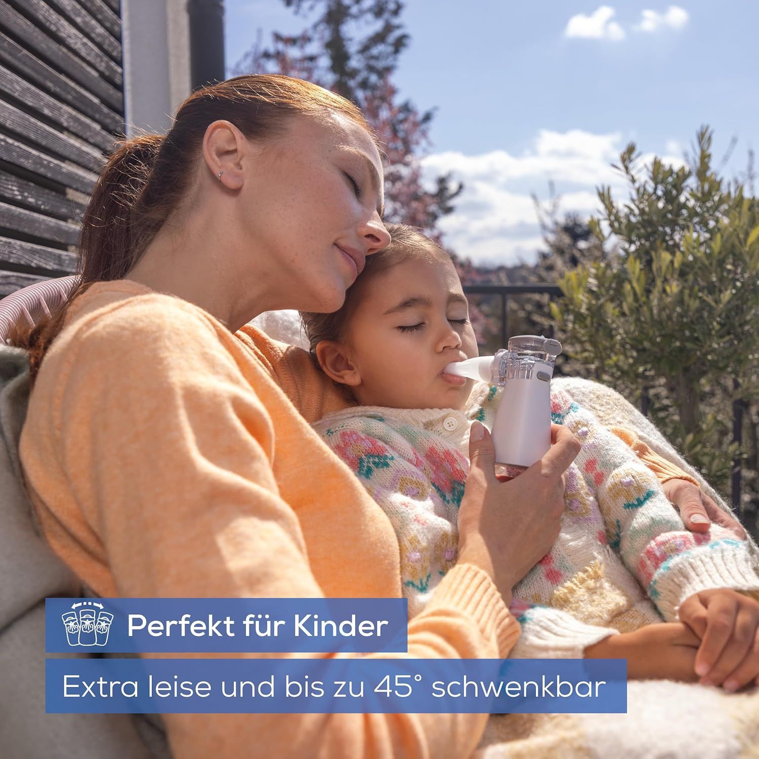 Mère et enfant utilisant un inhalateur. Texte: Parfait pour les enfants. Extrêmement silencieux et orientable jusqu'à 45°.