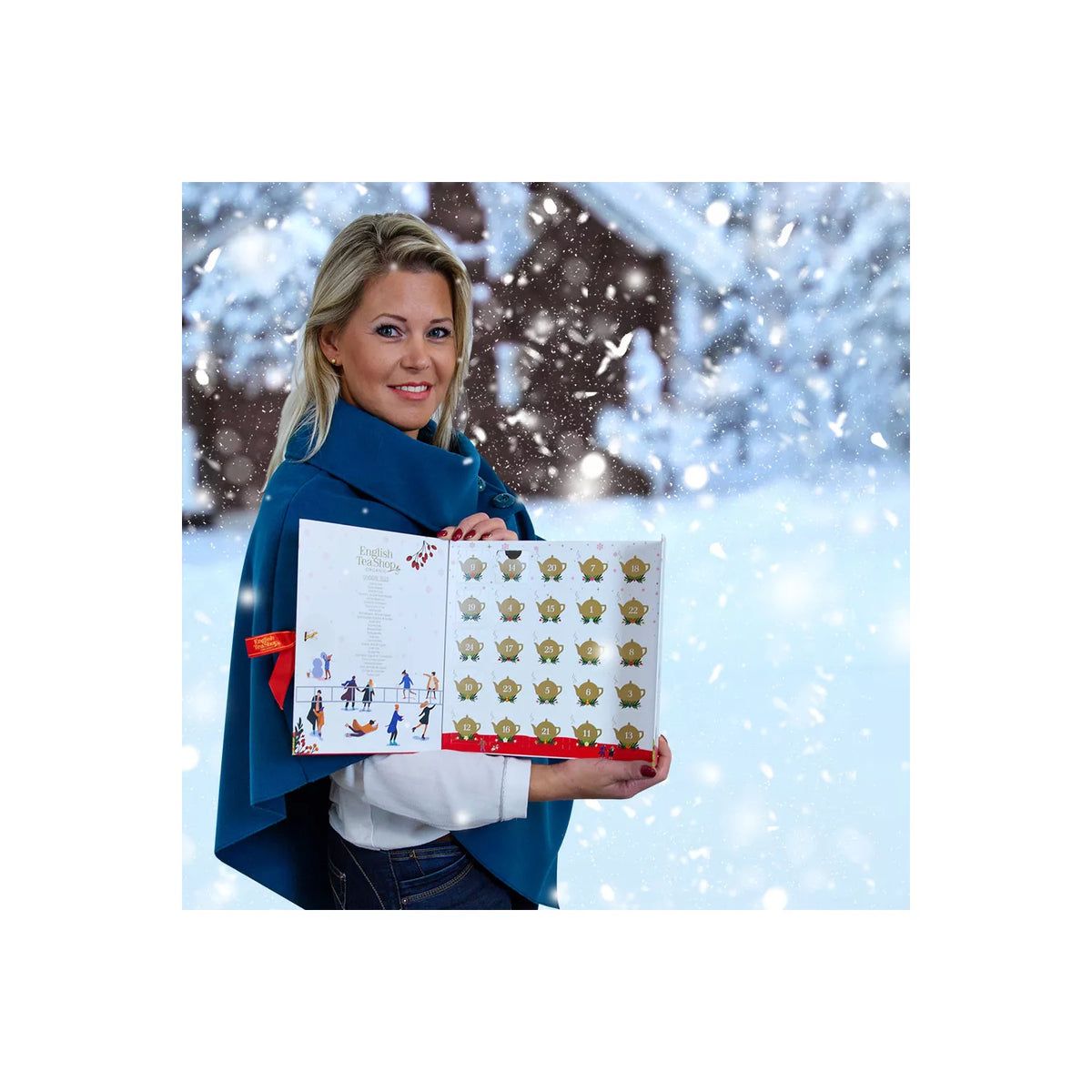Femme tenant un calendrier de l'Avent. Fond de neige. Calendrier ouvert avec motifs de théières et chiffres. Ruban rouge.
