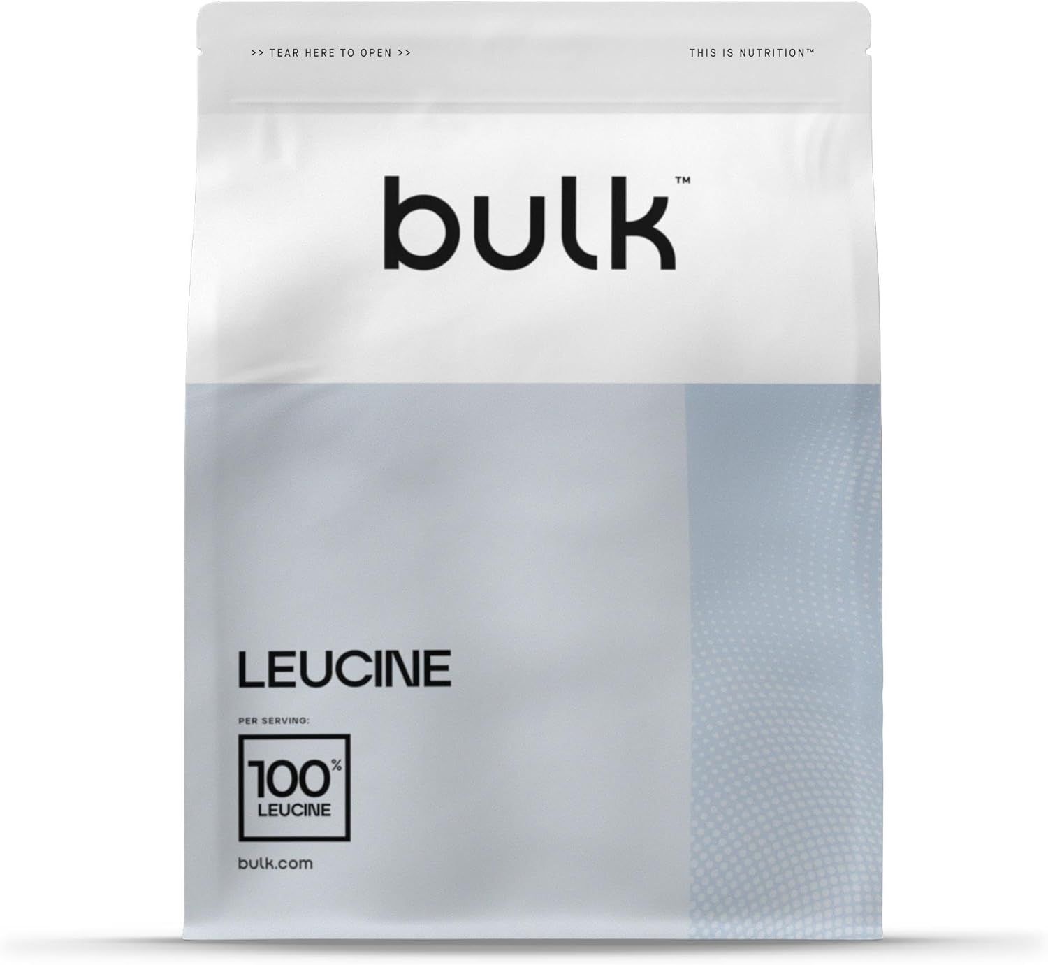 Witte zak met "bulk" logo en "LEUCINE" tekst. Bevat 100% L-Leucine. Opschrift "bulk.com".