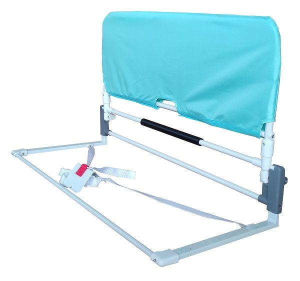 Bedhek met blauwe stoffen bekleding. Wit metalen frame met zwarte handgreep en bevestigingsriemen.