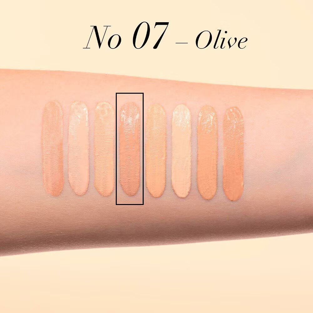 Arm met kleurstalen. Eén staal is gemarkeerd met een rechthoek. Tekst: No 07 - Olive.