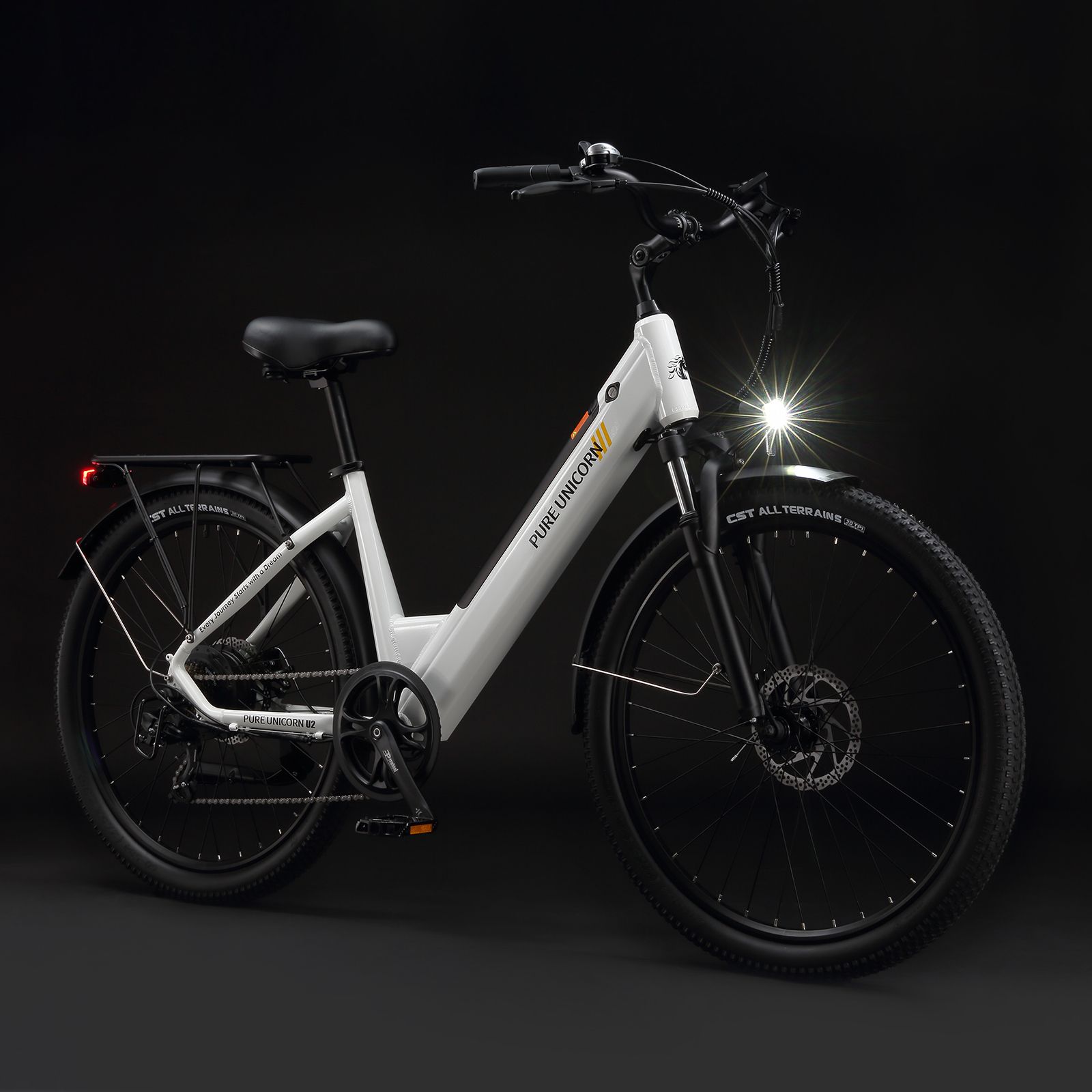 Witte e-bike met zwarte banden en details. Merk: PURE UNICORN. Koplamp brandt.