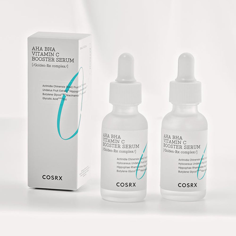 Deux flacons de sérum et un emballage. Inscription : AHA BHA Vitamin C Booster Serum. Marque : COSRX.