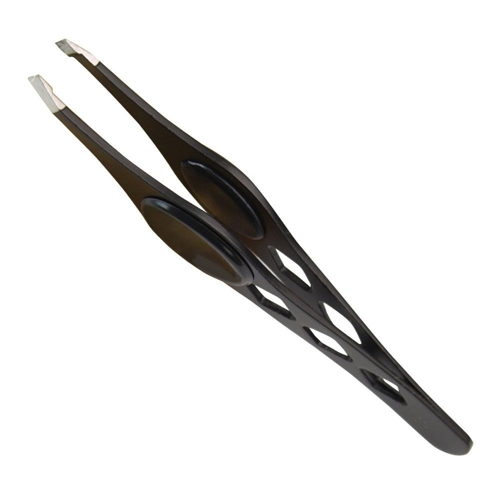 Pince à épiler noire avec pointes argentées. Les poignées ont des ouvertures ovales. La pince est sur fond blanc.