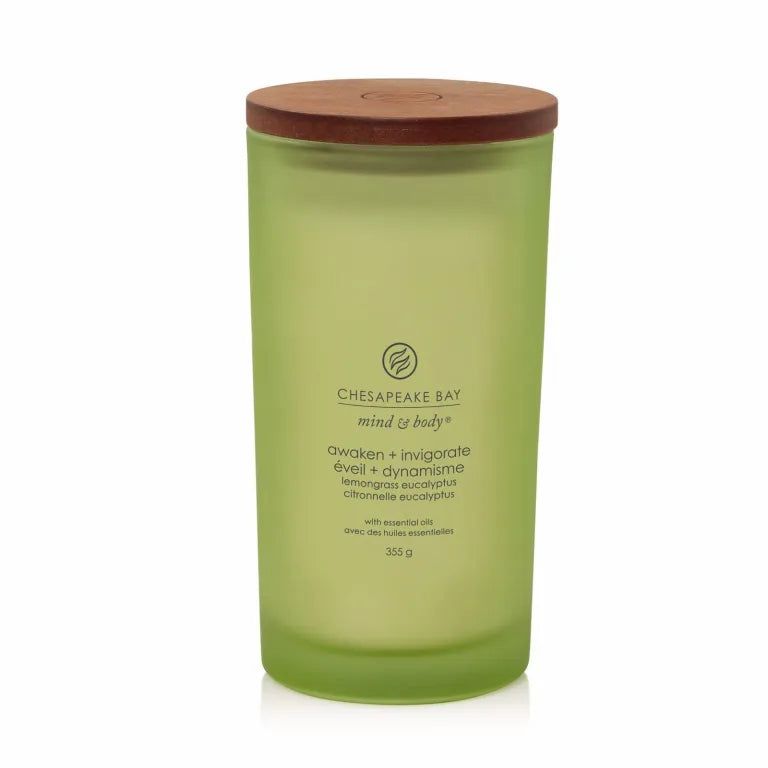 Bougie verte avec couvercle en bois. Inscription: Chesapeake Bay mind & body, awaken + invigorate, 355 g.