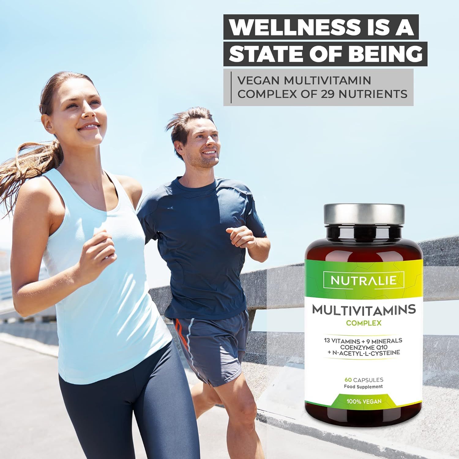 Deux personnes font du jogging. À côté, un flacon de Nutralie Multivitamines. Inscription : Multivitamins Complex, 60 gélules, 100% Vegan.