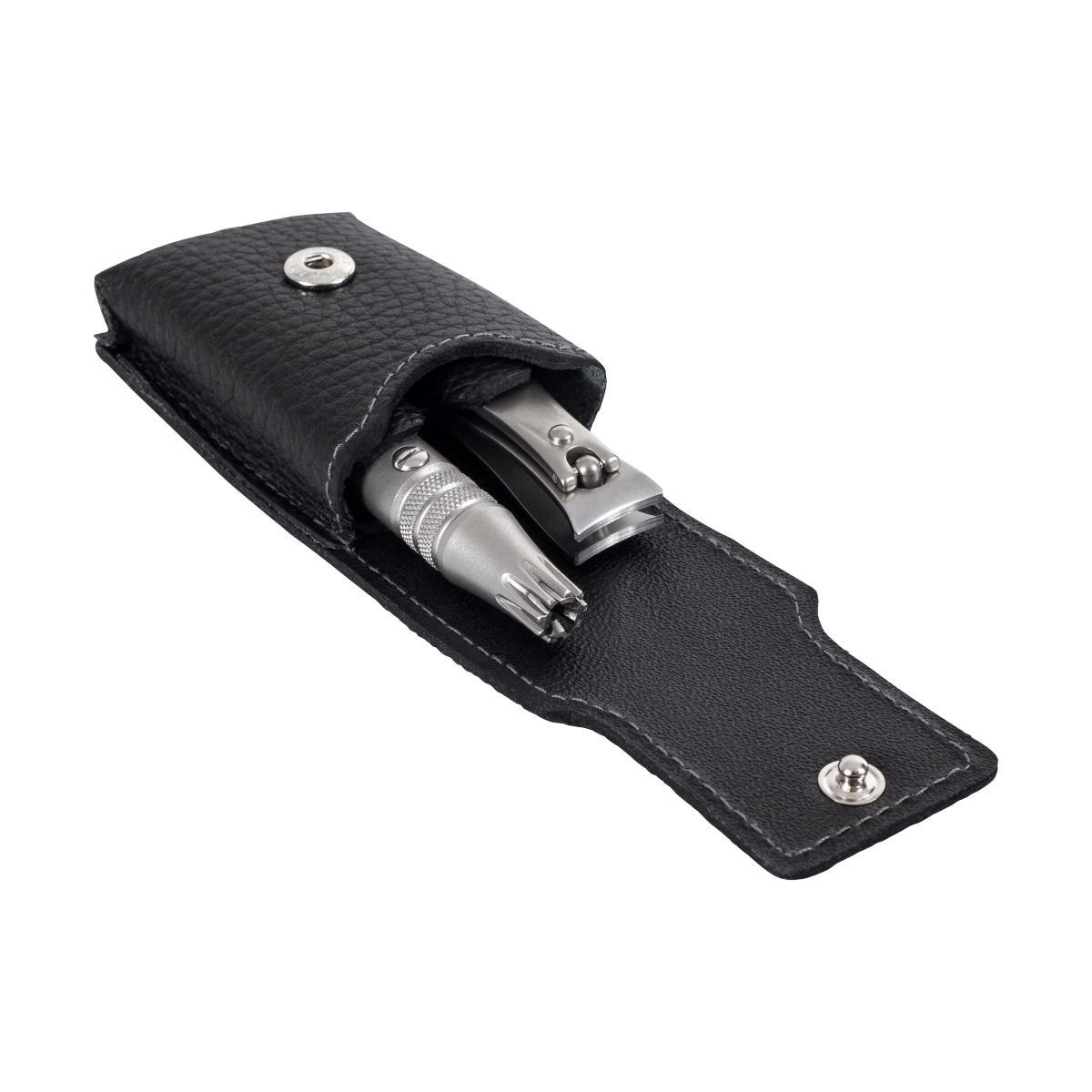 Zwarte leren etui met zilveren nagelknipper en neushaartrimmer. Geopend, inhoud zichtbaar.