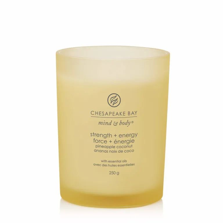 Gele kaars met tekst: Chesapeake Bay, mind & body, strength + energy, pineapple coconut, 250 g. Met essentiële oliën.