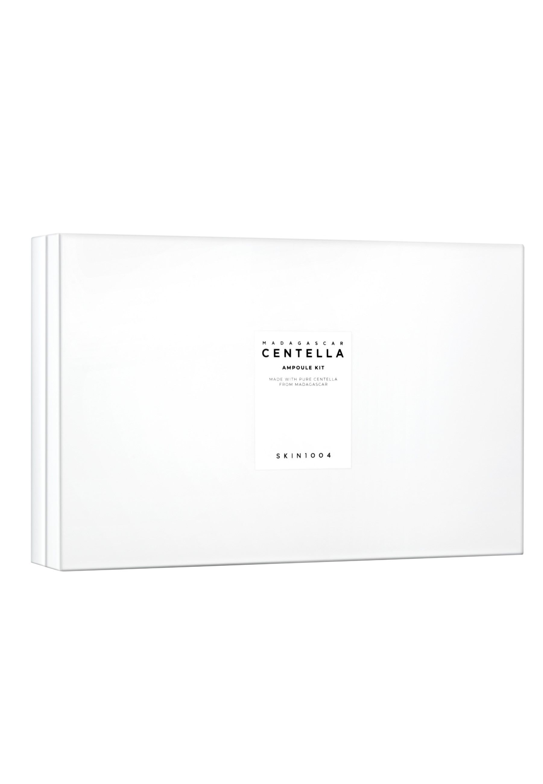 Witte rechthoekige doos met de tekst "MADAGASCAR CENTELLA AMPOULE KIT". Het logo en de merknaam zijn ook zichtbaar.