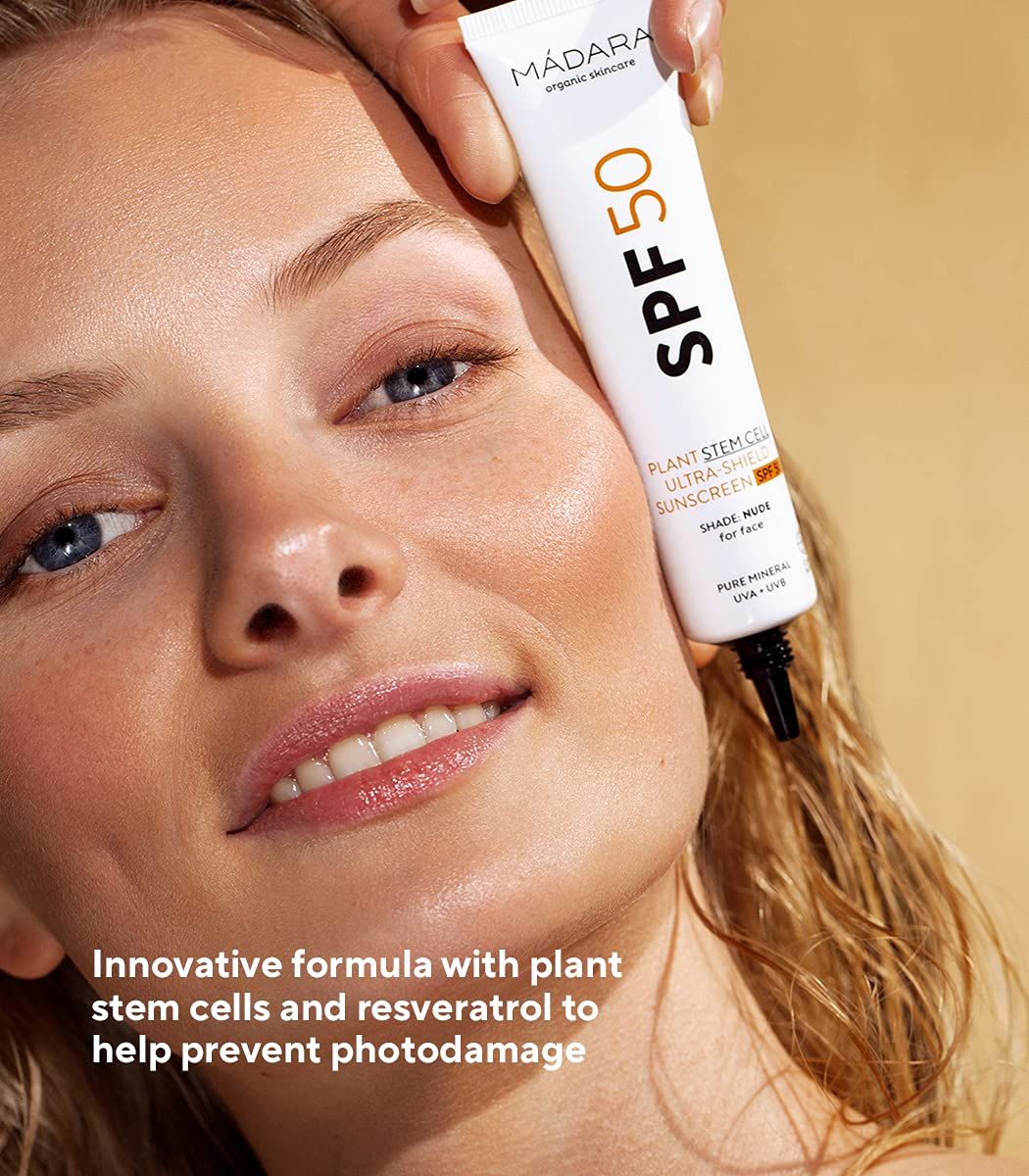 Femme avec tube de crème solaire. Texte : Formule innovante avec cellules souches végétales et resvératrol pour prévenir les dommages.