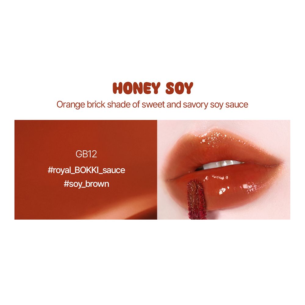 Lèvres avec gloss brillant. Teinte : Honey Soy. Texte : GB12, #royal_BOKKI_sauce, #soy_brown.