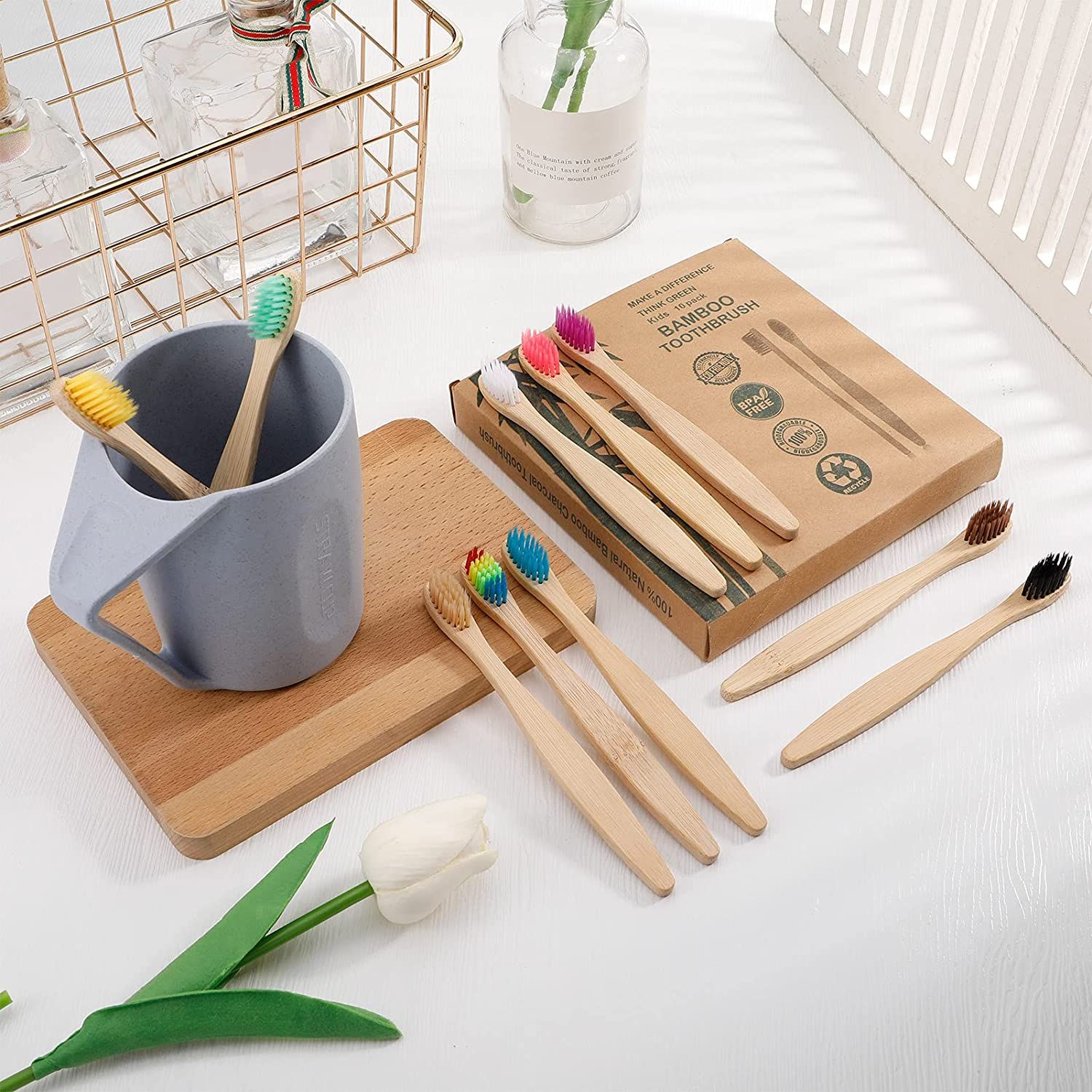 Brosses à dents, gobelet, planche de bois, emballage, sur table, différentes couleurs, bambou.