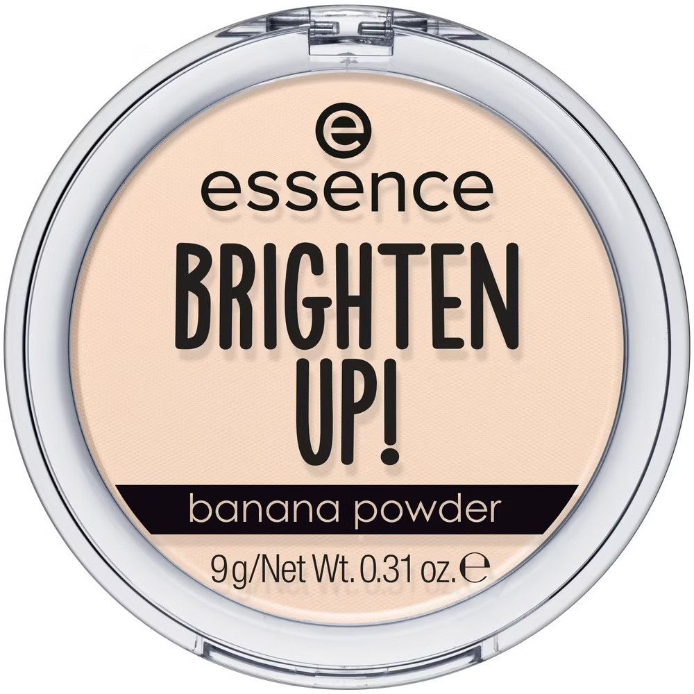 Boîtier rond transparent contenant une poudre claire. Inscription noire : Brighten Up! et banana powder. Marque : essence.