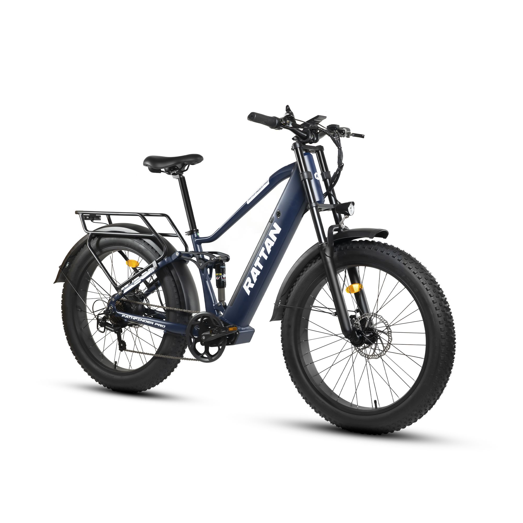 Vélo électrique bleu avec pneus larges, porte-bagages et logo RATTAN. Transmission Shimano 7 vitesses.