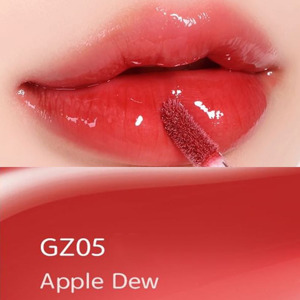 Close-up van lippen met rode lipgloss. Tekst: GZ05 Apple Dew.