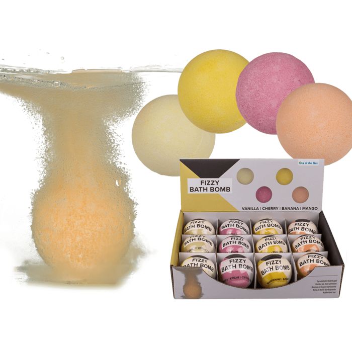 Badbruisbal bruist in water. Daarnaast 3 bruisballen en een kartonnen doos met 12 ballen. Opschrift: Fizzy Bath Bomb.