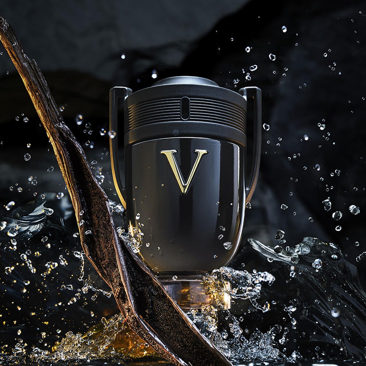Flacon noir avec marquage "V" doré, entouré d'eau et de vanille. Le flacon a un bouchon noir et une base transparente.
