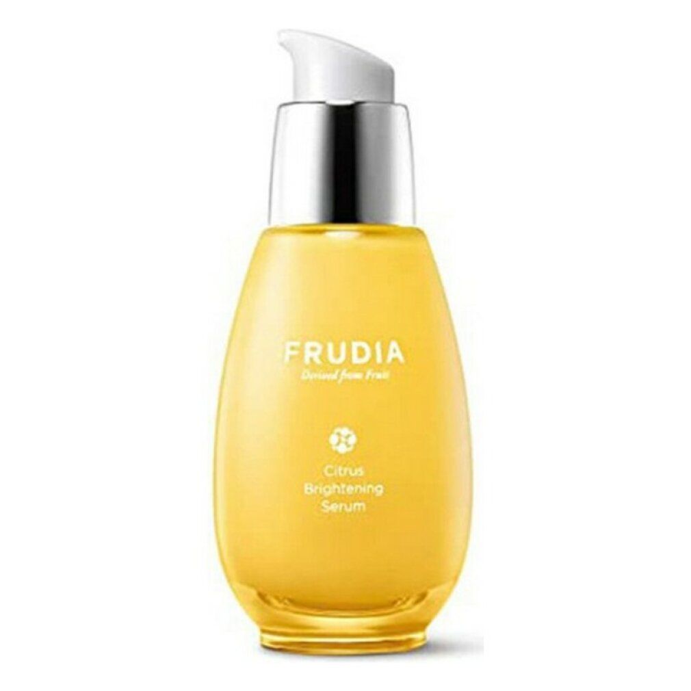 Frudia Citrus Brightening Serum in een gele pompfles met zilveren hals.