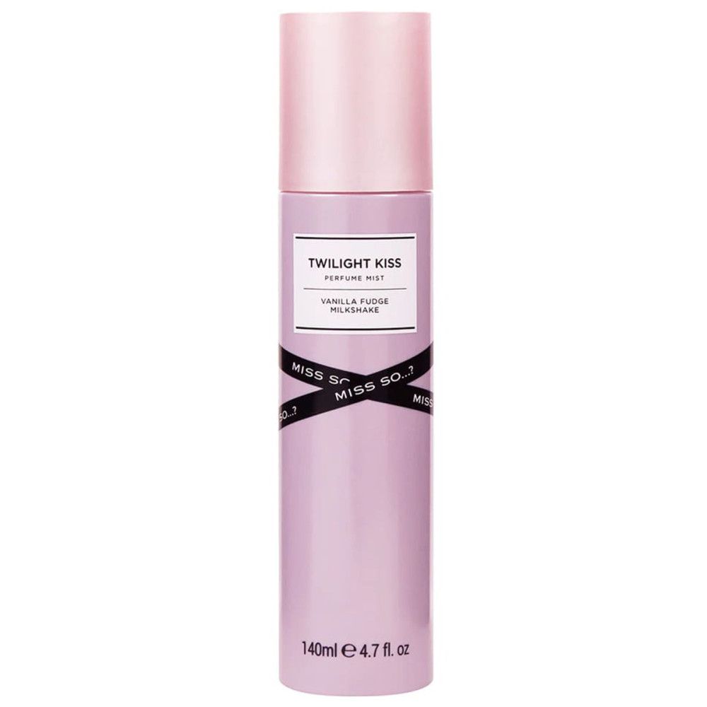 Vaporisateur corporel rose avec bouchon rose. Ruban noir avec logo. Texte: Twilight Kiss, Vanilla Fudge Milkshake. 140ml.