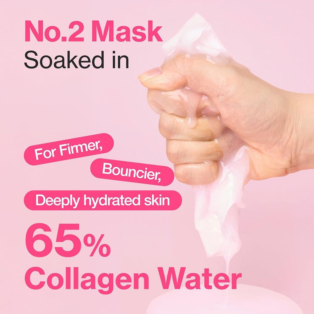 Hand die een doorweekt velmasker uitknijpt, verzadigd met 65% collageenwater.