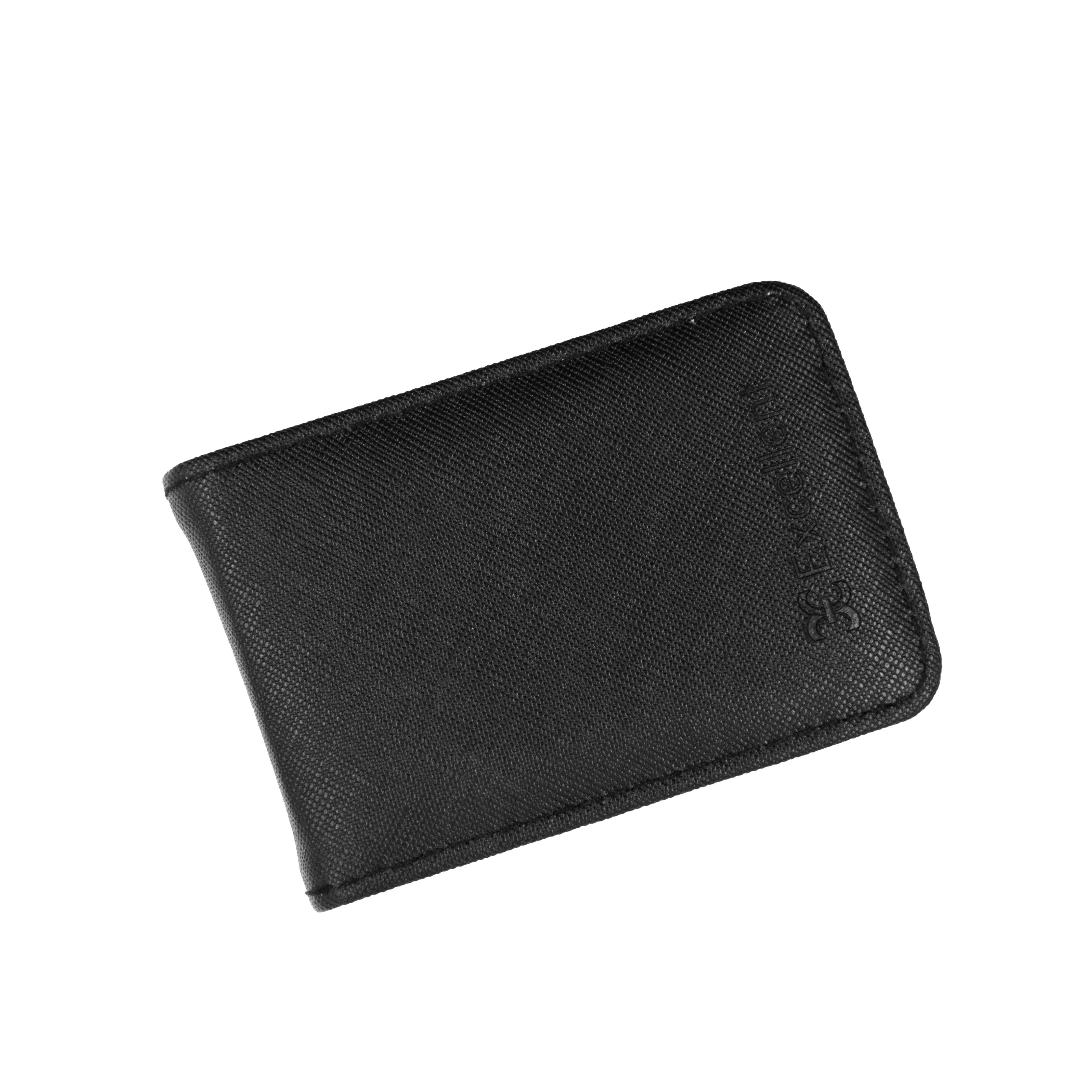 Nagelriemschuiver en nagelmes. Zilverkleurig metaal. Schuiver met afgeronde punt, mes met gebogen lemmet. Gegraveerd handvatpatroon.