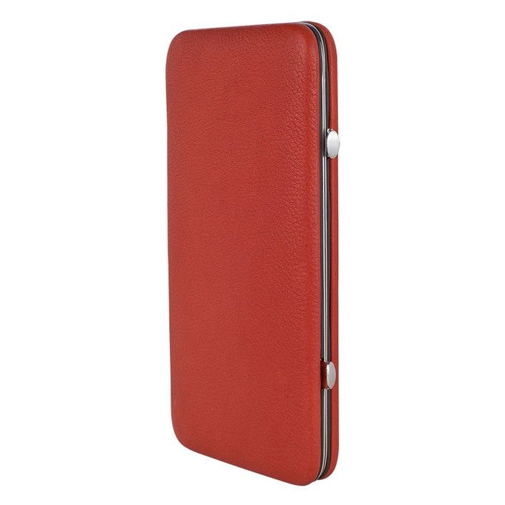 Rode, rechthoekige etui met zilverkleurig frame en sluiting. Leerstructuur. Gesloten, zijaanzicht.