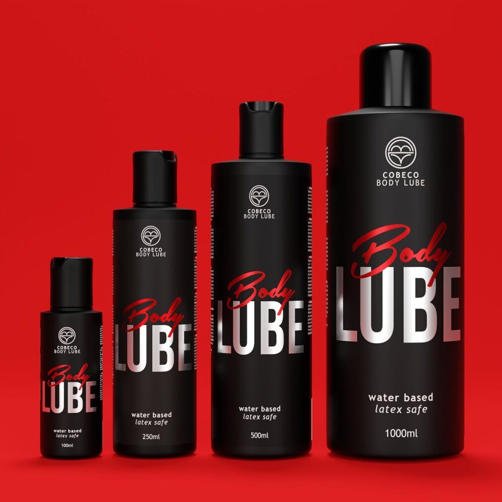 Vier zwarte flessen Cobeco Body Lube in verschillende maten: 100ml, 250ml, 500ml, 1000ml.