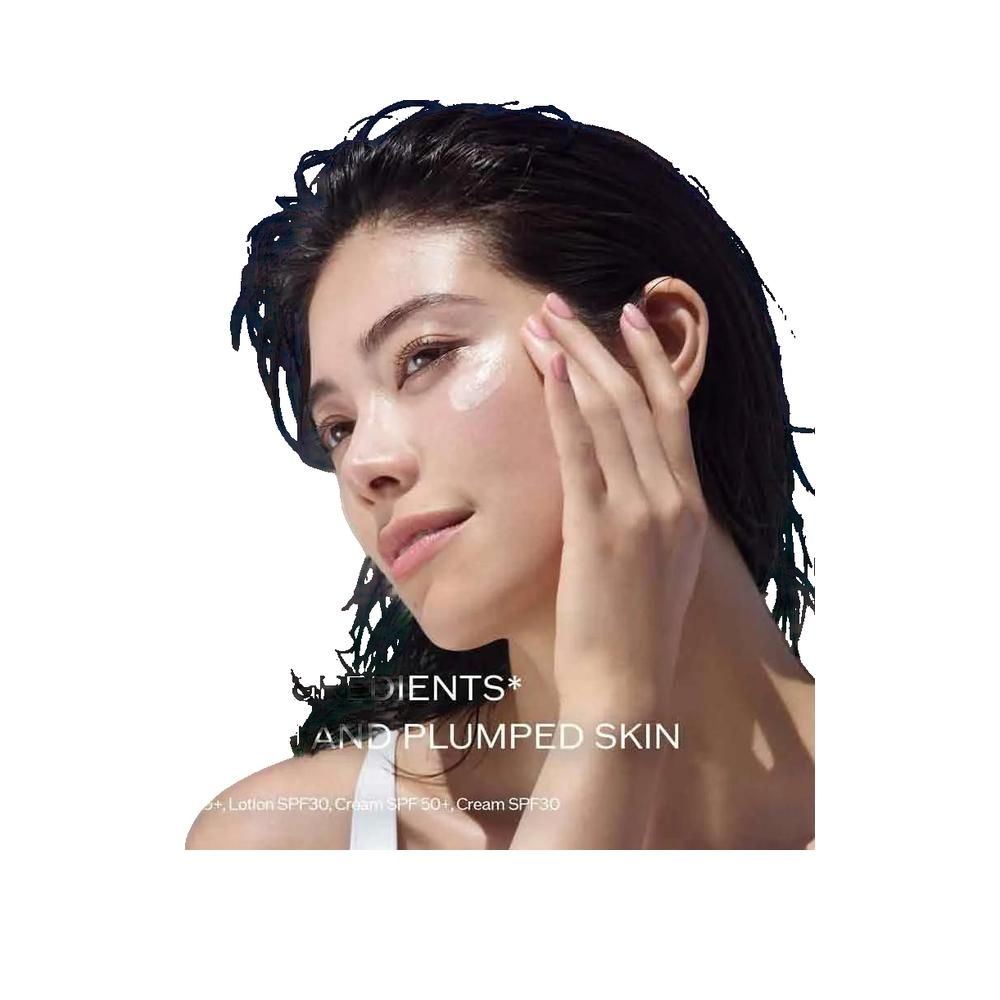 Femme appliquant crème. Texte: 'INGREDIENTS' et 'PLUMPED SKIN'.