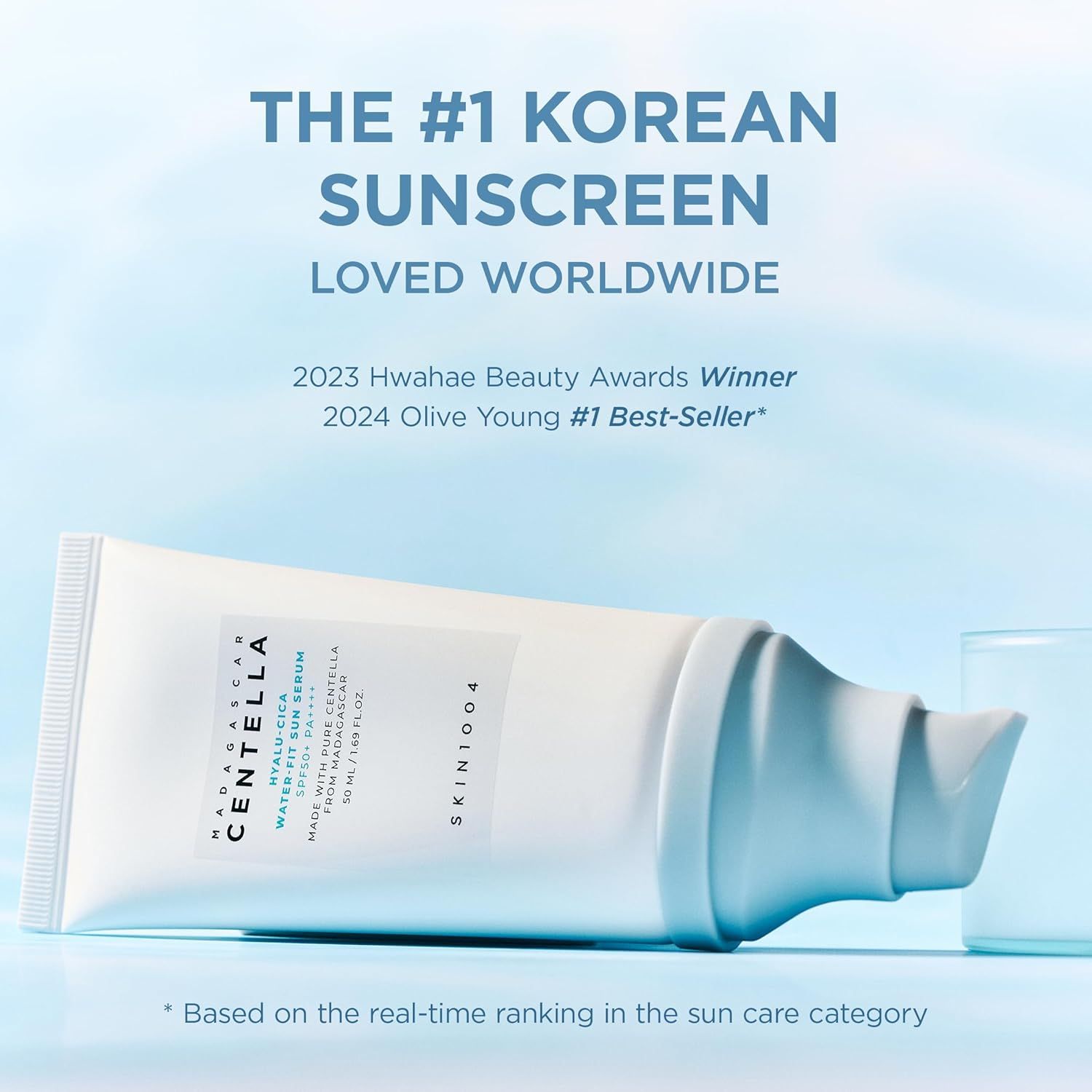 Witte tube met blauwe basis. Opschrift: Centella Hyalu-Cica Water-Fit Sun Serum. Merk: SKIN1004. #1 Koreaanse zonnebrandcrème.