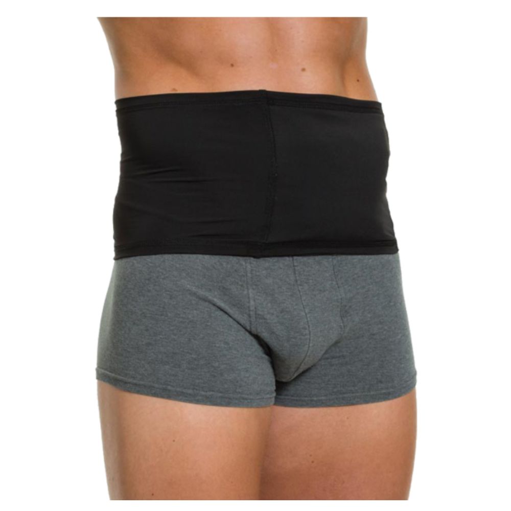 Zwarte buikband, gedragen door een persoon. De band bedekt de buikstreek. Persoon draagt ondergoed.