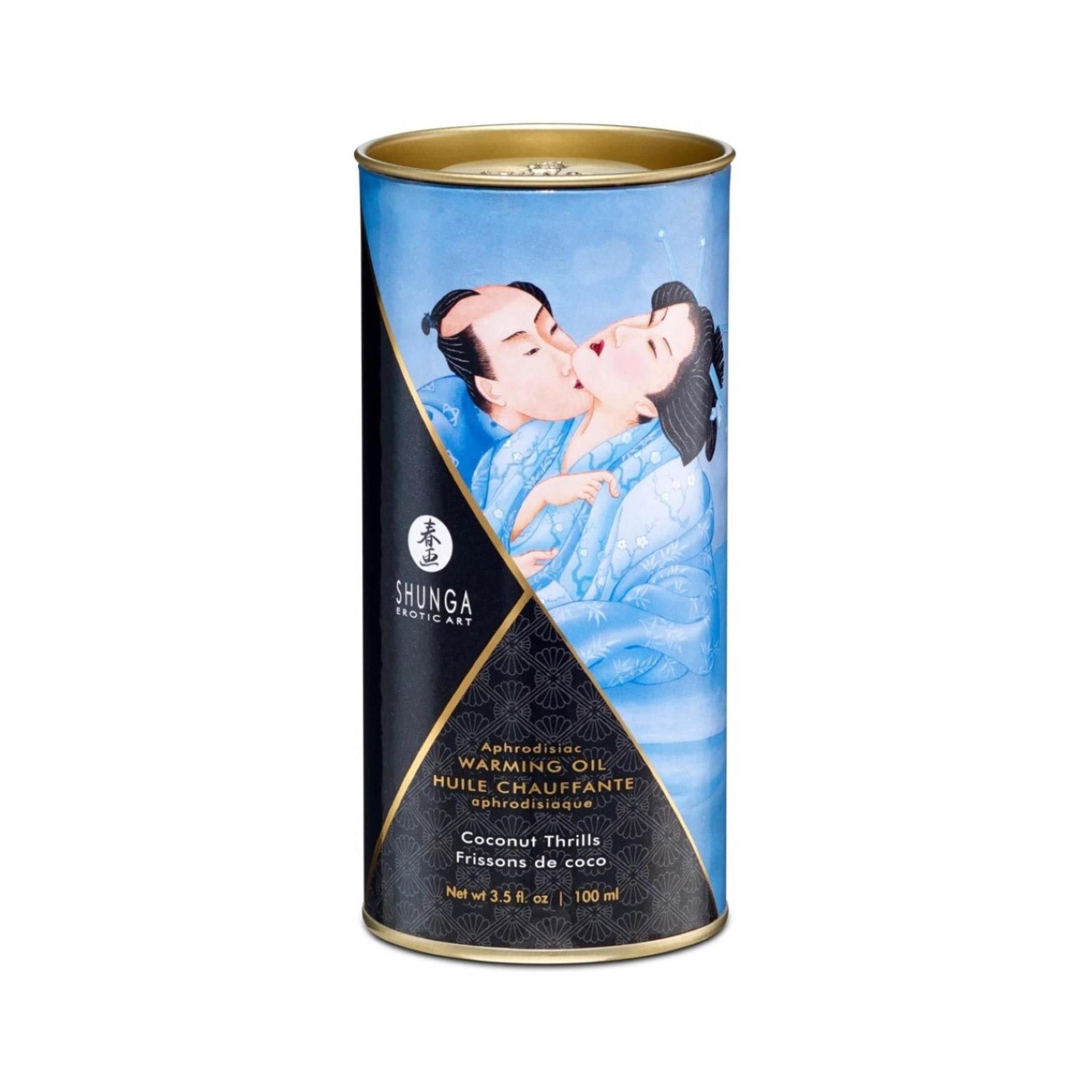 Cilindrische verpakking massageolie. Afbeelding van een kussend paar. Tekst: Warming Oil, Coconut Thrills.