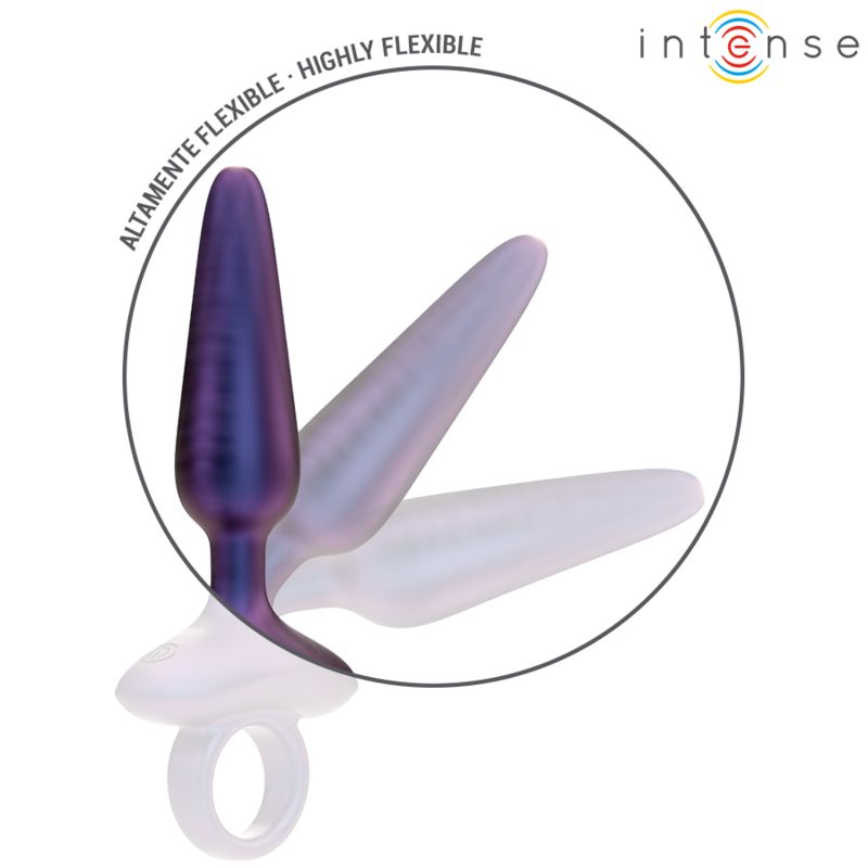 Bouchon anal violet avec anneau de maintien, montrant sa flexibilité. Plusieurs poses du produit.