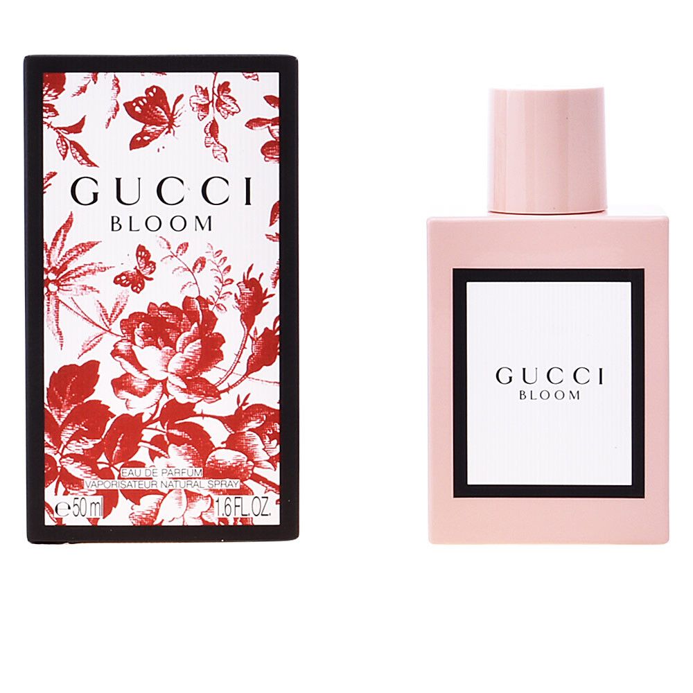 Roze fles en verpakking. Op de verpakking: Gucci Bloom, rode bloemmotieven. Fles met wit etiket en zwarte rand.